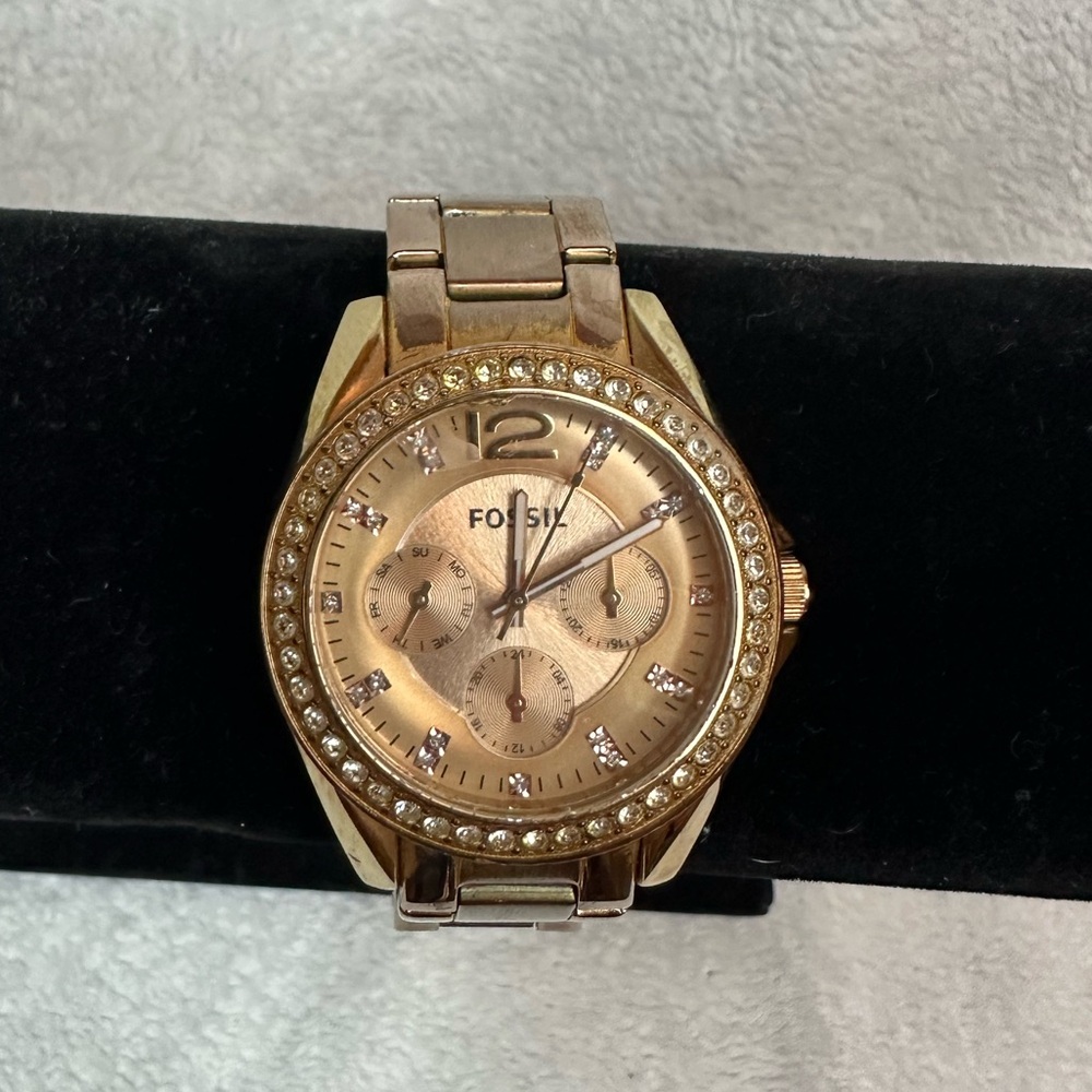 Fossil Women’s Gold-Tone Crystal Chronograph Watch – Elegant & Functional